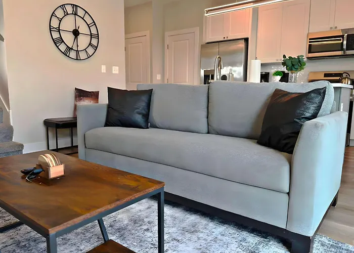 Modern 4br Townhouse With Parking & Views - Wville Rep 4 Warrenville