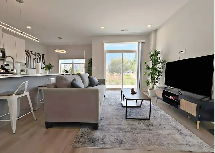 Modern 4br Townhouse With Parking & Views - Wville Rep 4 Warrenville