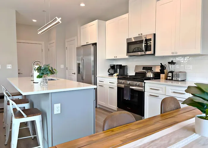 Modern 4br Townhouse With Parking & Views - Wville Rep 4 * Warrenville