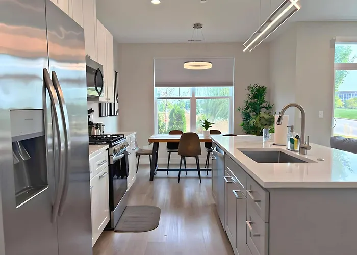 Modern 4br Townhouse With Parking & Views - Wville Rep 4 Apartment