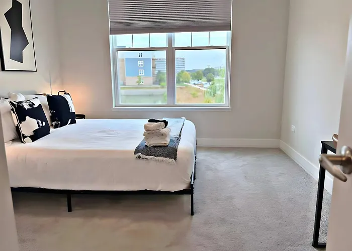 Modern 4br Townhouse With Parking & Views - Wville Rep 4 Warrenville