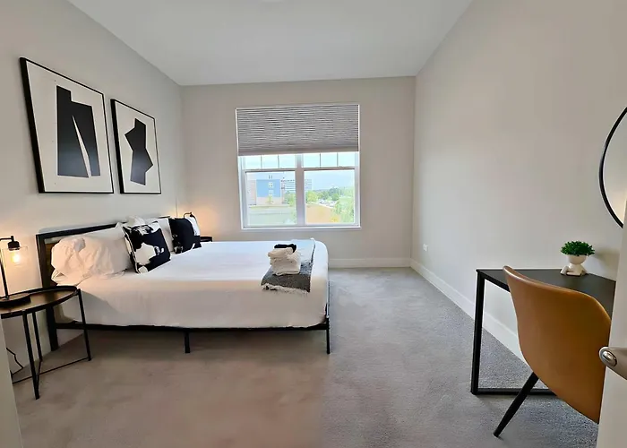 Modern 4br Townhouse With Parking & Views - Wville Rep 4 Apartment Warrenville