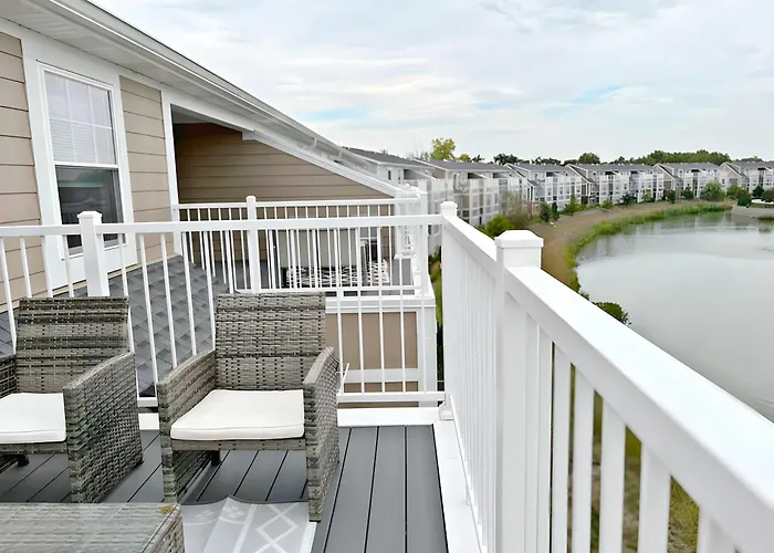 Modern 4br Townhouse With Parking & Views - Wville Rep 4 Apartment Warrenville